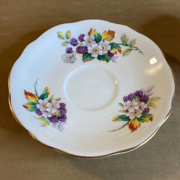 Vintage 30s Heathcote Bone China England Floral & Berries Tea Cup & Saucer - Picture 3 of 8